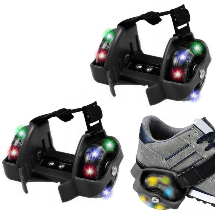Role atasabile, Zola, roti cu 3x LED-uri colorate, fixare cu curea, pentru incaltaminte copii, marime universala, latime pantof 6-9.5cm, diametru roti 7cm, rulmenti ABEC, plastic cauciuc, negru Role atasabile, Zola, roti cu 3x LED-uri colorate, fixare cu curea, pentru incaltaminte copii, marime universala, latime pantof 6-9.5cm, diametru roti 7cm, rulmenti ABEC, plastic cauciuc, negru